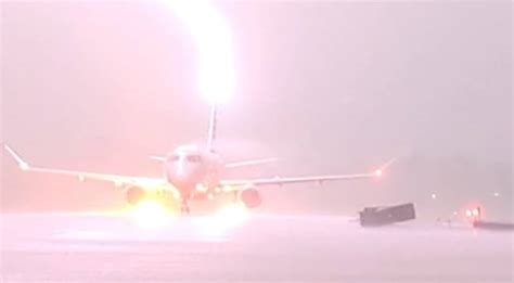 Shocking moment lightning strikes US plane full of passengers just ...