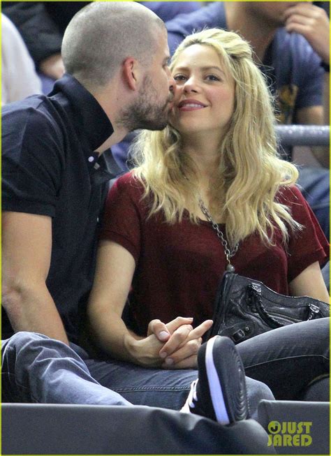 Shakira & Gerard Pique: Basketball Kisses!: Photo 2858664 | Gerard Pique, Shakira Photos | Just ...