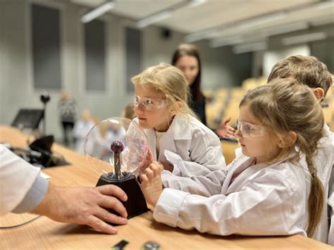 Wizyta przedszkolaków Centrum Nauk Biologiczno Chemicznych UW