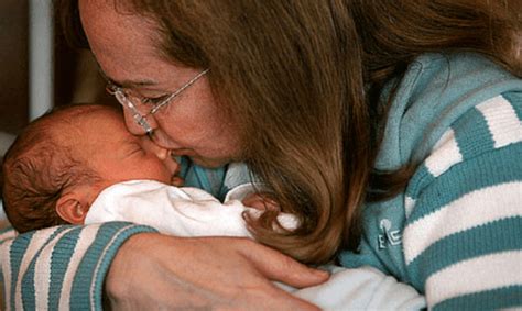 Mãe que teve seu primeiro bebê aos 63 anos perde a guarda do seu filho