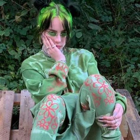 Billie Eilish y su look floreado con el que impactó a todos en la