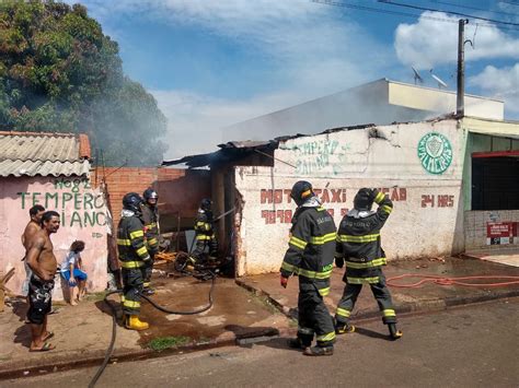 Homem Morre Carbonizado Ap S Inc Ndio Atingir Casa Em Ibitinga Bauru