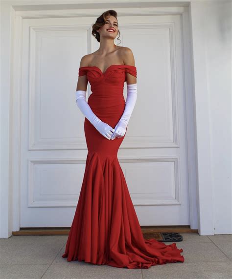 Красное платье с перчатками - 56 фото