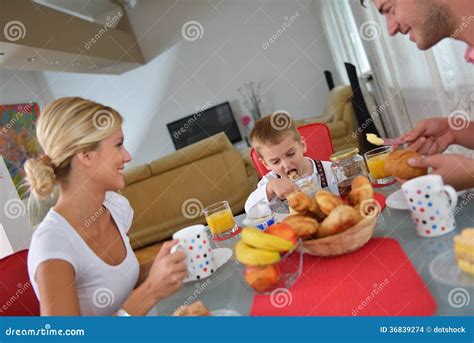 La Familia Desayuna Sano En Casa Foto De Archivo Imagen De Casero