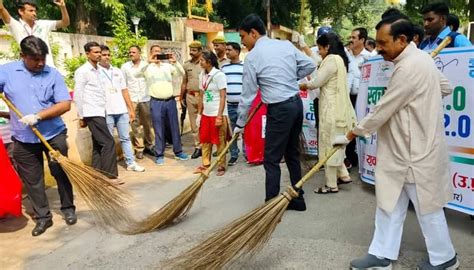 स्वच्छ भारत अभियान 20 का शुभारंभ कलेक्ट्रेट परिसर में किया गयाः