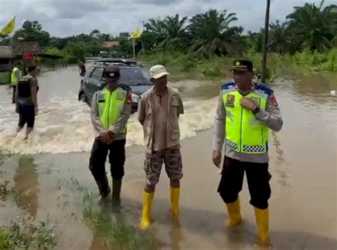 Jalan Lintas Di Muara Lakitan Musi Rawas Tergenang Banjir Pengendara