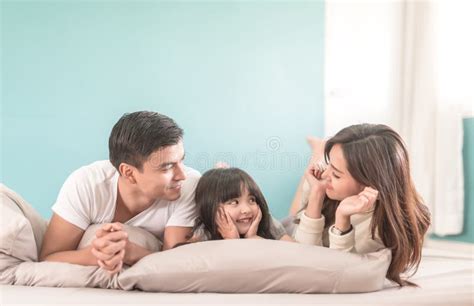 Retrato Elevado Da Vista Da Família Feliz Que Encontra se Na Cama E Que