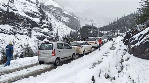 Manali receives season's first snowfall; temperature dips in Lahaul ...