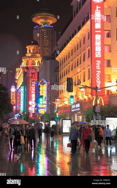 Nanjing road shopping area hi-res stock photography and images - Alamy