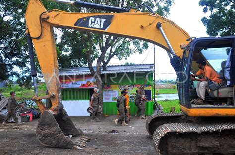 PEMBONGKARAN BANGUNAN LIAR DI KUDUS ANTARA Foto