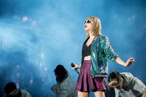 Taylor Swift: The Unforgettable 1989 Tour Experience