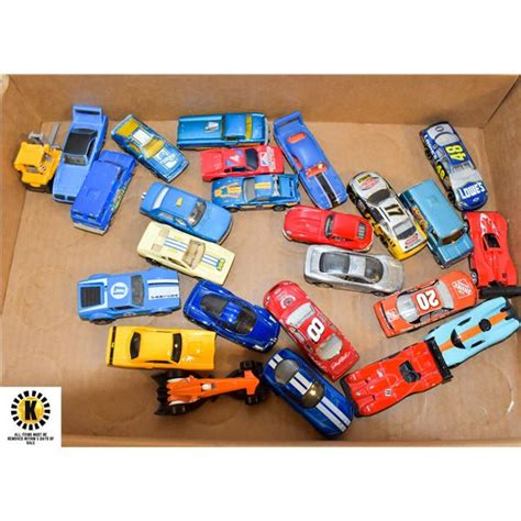 FLAT OF 25 VINTAGE DIECAST CARS