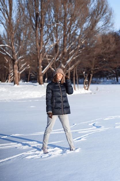 Patina O No Gelo Jovem Esportes De Inverno Neve Divers O De Inverno