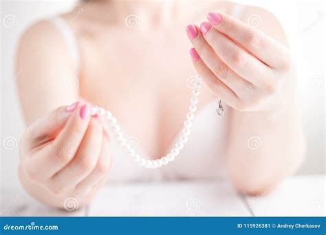 Woman Hand Holding Pearl Jewelery Immagine Stock Immagine Di Necklace