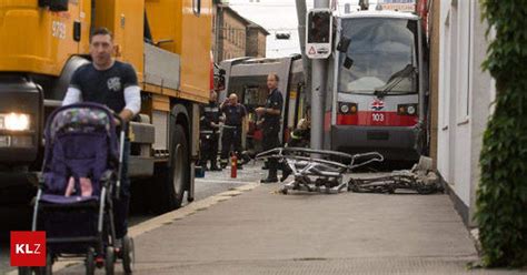 Hausmauer gerammt Straßenbahn entgleiste in Wien Meidling Mehrere