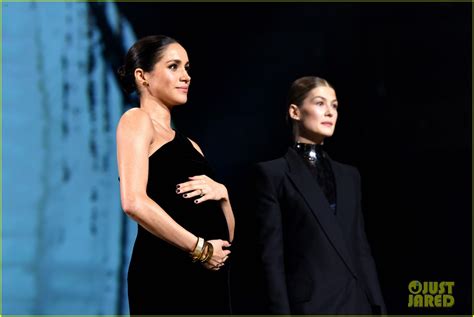 Pregnant Meghan Markle Cradles Growing Baby Bump At The Fashion Awards