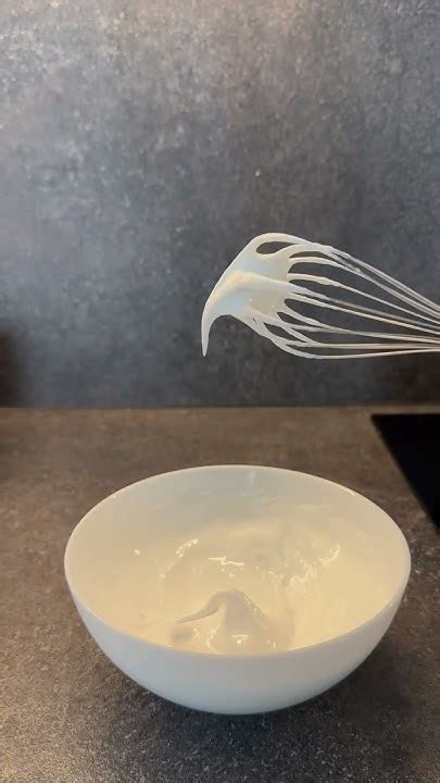 Очень быстрый и простой декор🥚Рецепт: Яичный белок - 60 гр. Сахар - 120 ...