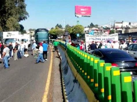 Comuneros mantienen cerradas la autopista y carretera federal México