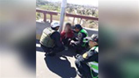 Arequipa Policías evitan que joven se suicide en puente Chilina