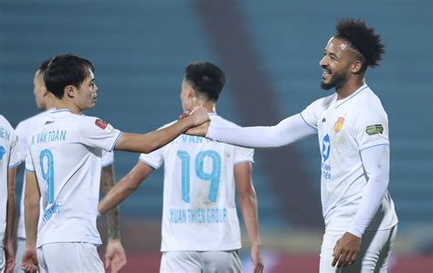 V League tái xuất cuộc đua tranh vô địch và trụ hạng đều gay cấn