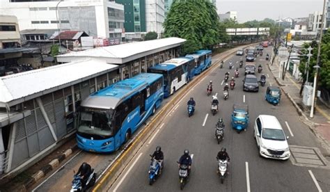 Pengguna Transportasi Umum Di Jakarta Diizinkan Tak Pakai Masker