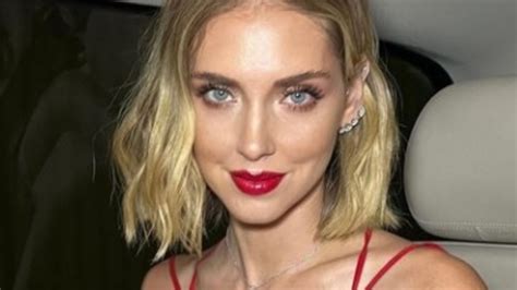 Chiara Ferragni il sensuale abito sottoveste Rosso è un omaggio