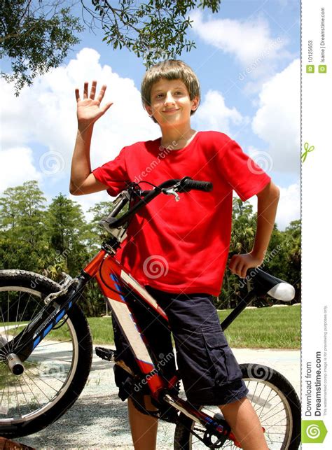 Muchacho Del Adolescente Con La Bicicleta Imagen De Archivo Imagen De