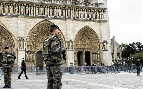 Attentat raté près de Notre Dame Le commando de cinq femmes renvoyé