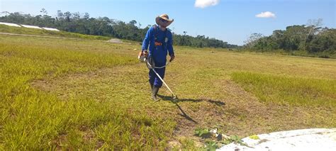 Deracre inicia roçagem lateral da pista de pouso do aeródromo de