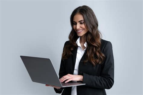 Retrato De Una Joven Mujer De Negocios Feliz Con Una Laptop Sobre Fondo