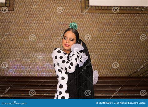 Bella Adolescente Bailando Flamenco Con Vestido Blanco Y Puntos De