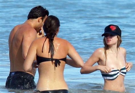 Naked Avril Lavigne Added 07 19 2016 By