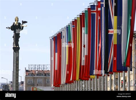 La Nato Bandiere St Sofia Sofia Monumento Lungo La Cittadinanza Civica