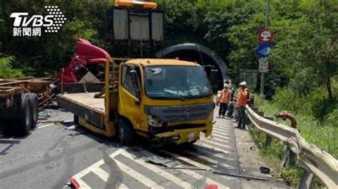 快訊／拖板車擦撞工程車「折甘蔗」擋路 台64線往新店方向全線封閉中