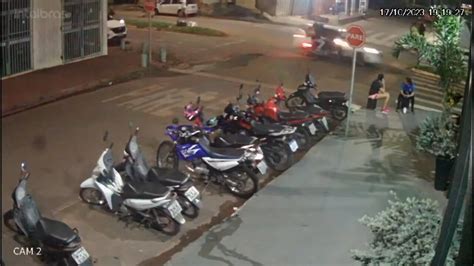 Vídeo Vídeo mostra acidente entre carro e motocicleta em cruzamento