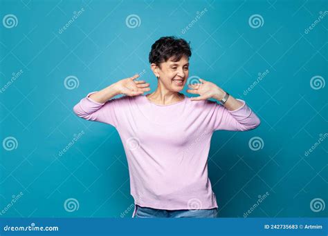 Femme Mature Souriante Et Heureuse Sur Portrait Bleu Image Stock