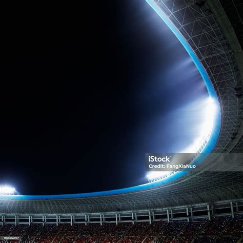 Lampu Sorot Dan Lampu Sorot Di Stadion Pada Malam Hari Foto Stok