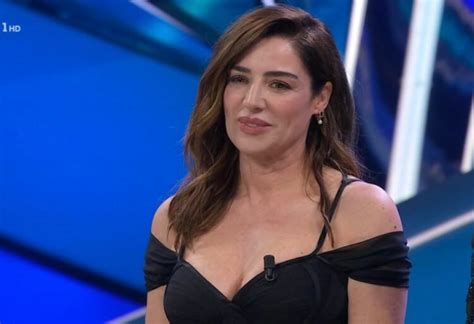 Luisa Ranieri Sanremo Apre Vestito Dettaglio Non Sfugge Video