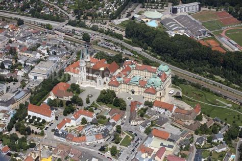 Klosterneuburg von oben Gebäudekomplex des Klosters in Klosterneuburg