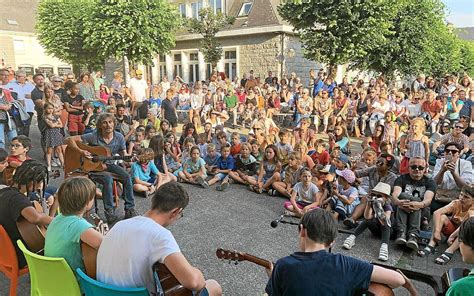 Fête de la musique à Trégunc la place noire de monde mercredi 21