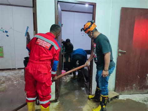 Damkar Palu Bantu Bersihkan Lumpur Sisa Banjir Di Huntap I Tondo