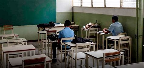 Ausentismo En Escuelas Secundarias De Cada Alumnos Tiene Al Menos