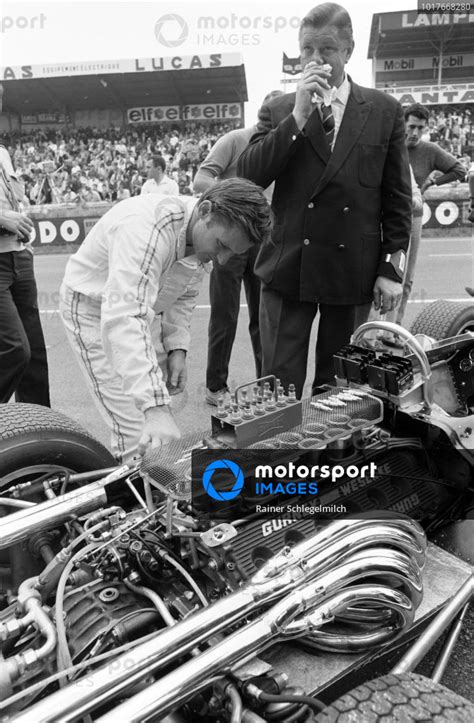 Bruce McLaren Examines The Engine Of His Eagle T1G Weslake French GP