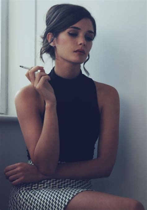 Sexy Brunette Scrolller