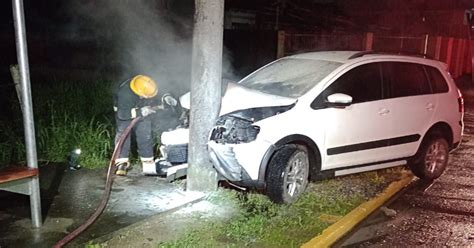 Motorista Resiste A Pris O E Carro Pega Fogo Ap S Bater Em Poste De