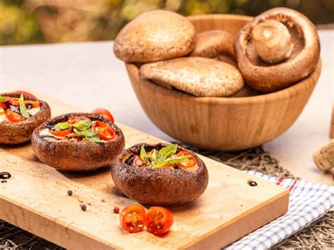 Portobellos Asados Rellenos De Queso De Cabra Setas Doradas