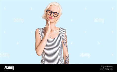 Junge Blonde Frau Mit Tattoo Tragen L Ssige Kleidung Und Brille Mund Mit Der Hand Mit