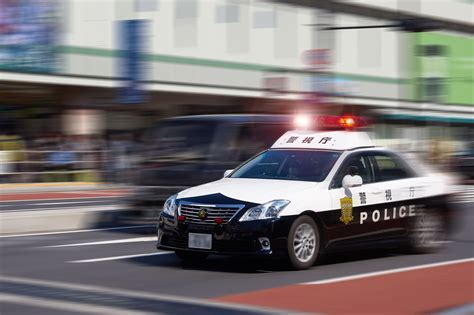 交通を安全かつ円滑に運用させる役目も担うパンダパトカー 〜 画像1 サイレンは聞こえないけど赤色灯を点灯したパトカーが迫ってきた！ これってどういう状況？ 自動車情報・ニュース Web