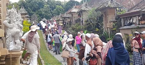 Libur Lebaran Kunjungan Wisatawan Ke Desa Wisata Penglipuran Tembus