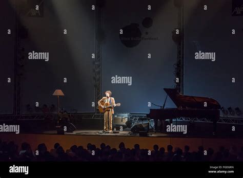 Damien rice guitar hi-res stock photography and images - Alamy